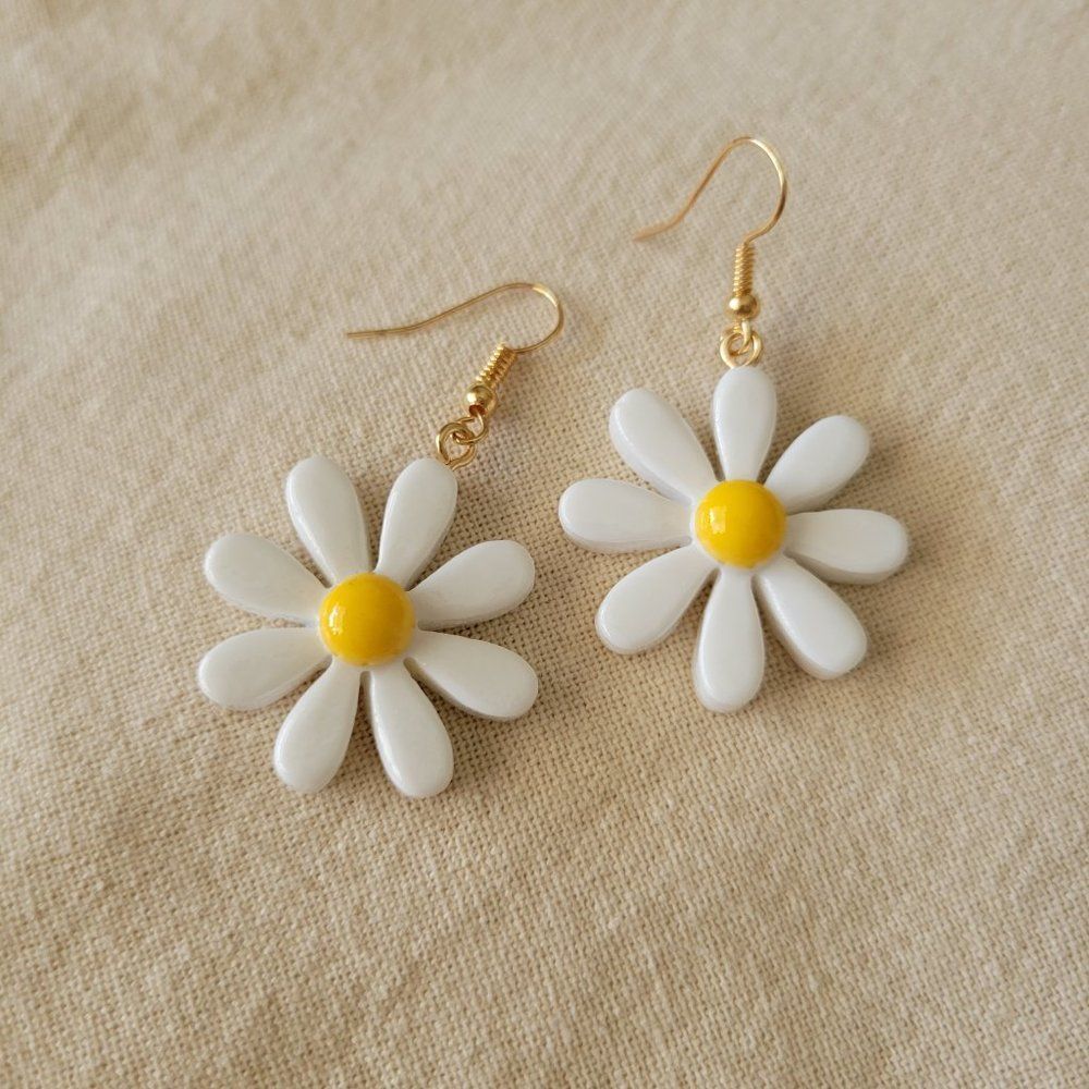 7/$35 White Flower Earrings Daisy Statement Earrings - Picture 4 of 10
